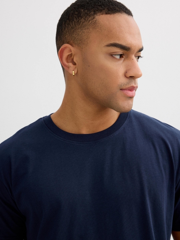 Basic T-shirt blue detail view