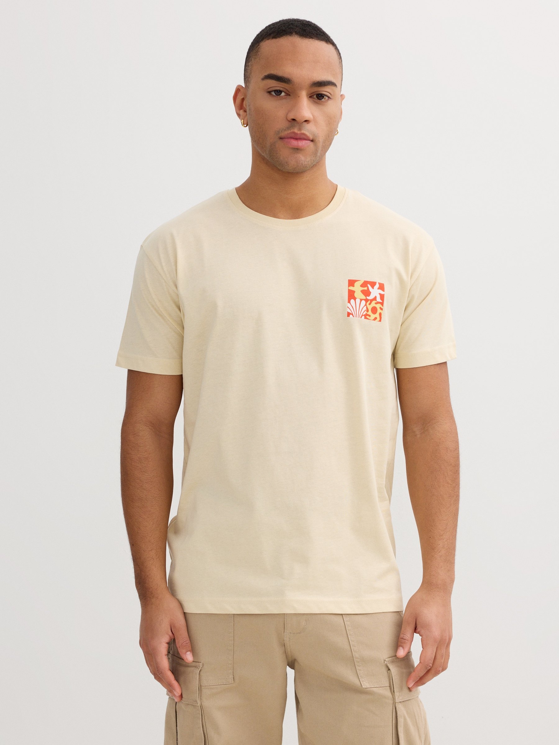 Blue tropical print t-shirt sand middle front view
