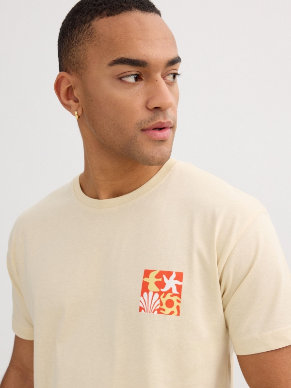 Camiseta azul print tropical arena vista detalle