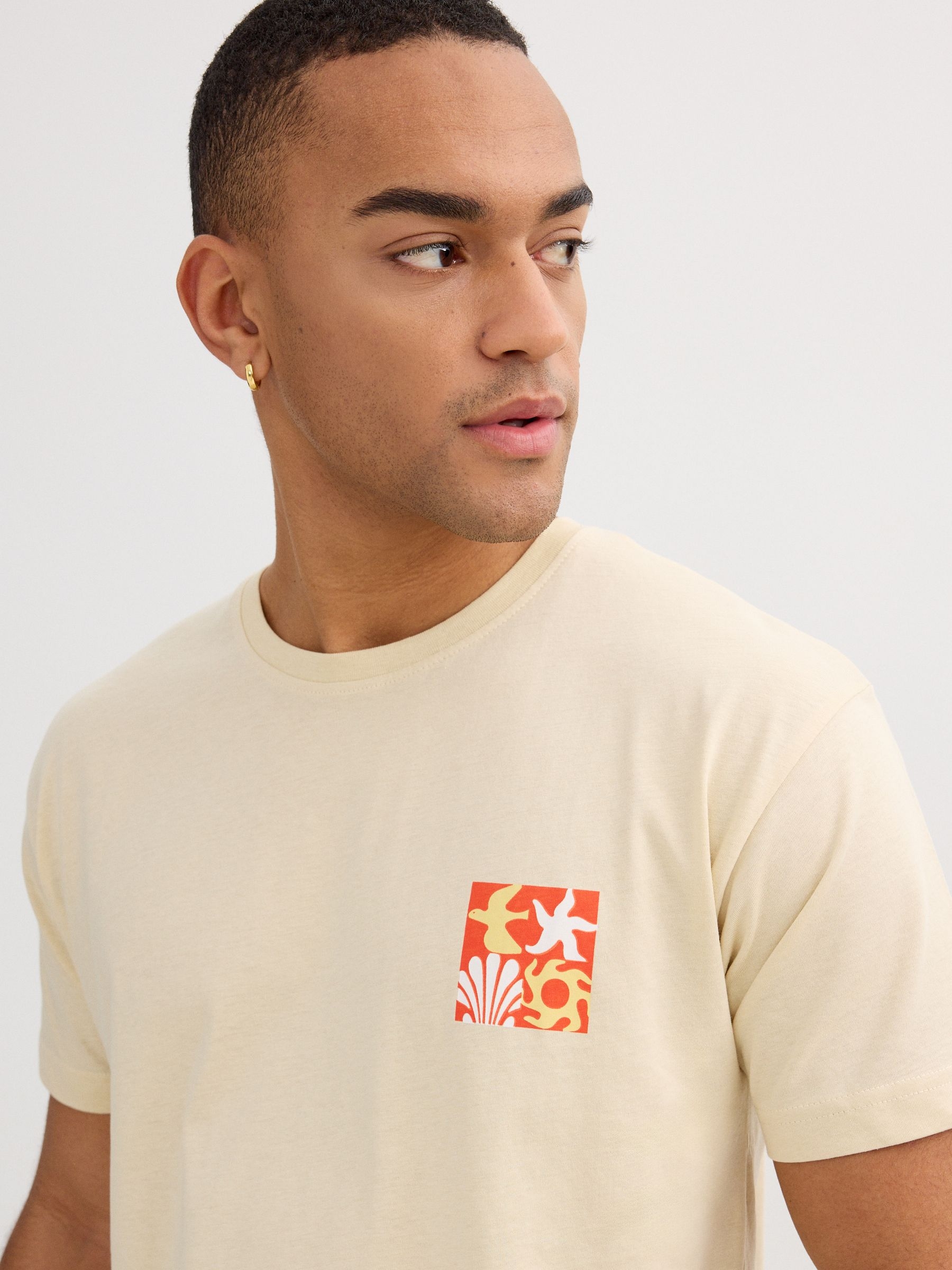 Camiseta azul print tropical arena vista media frontal