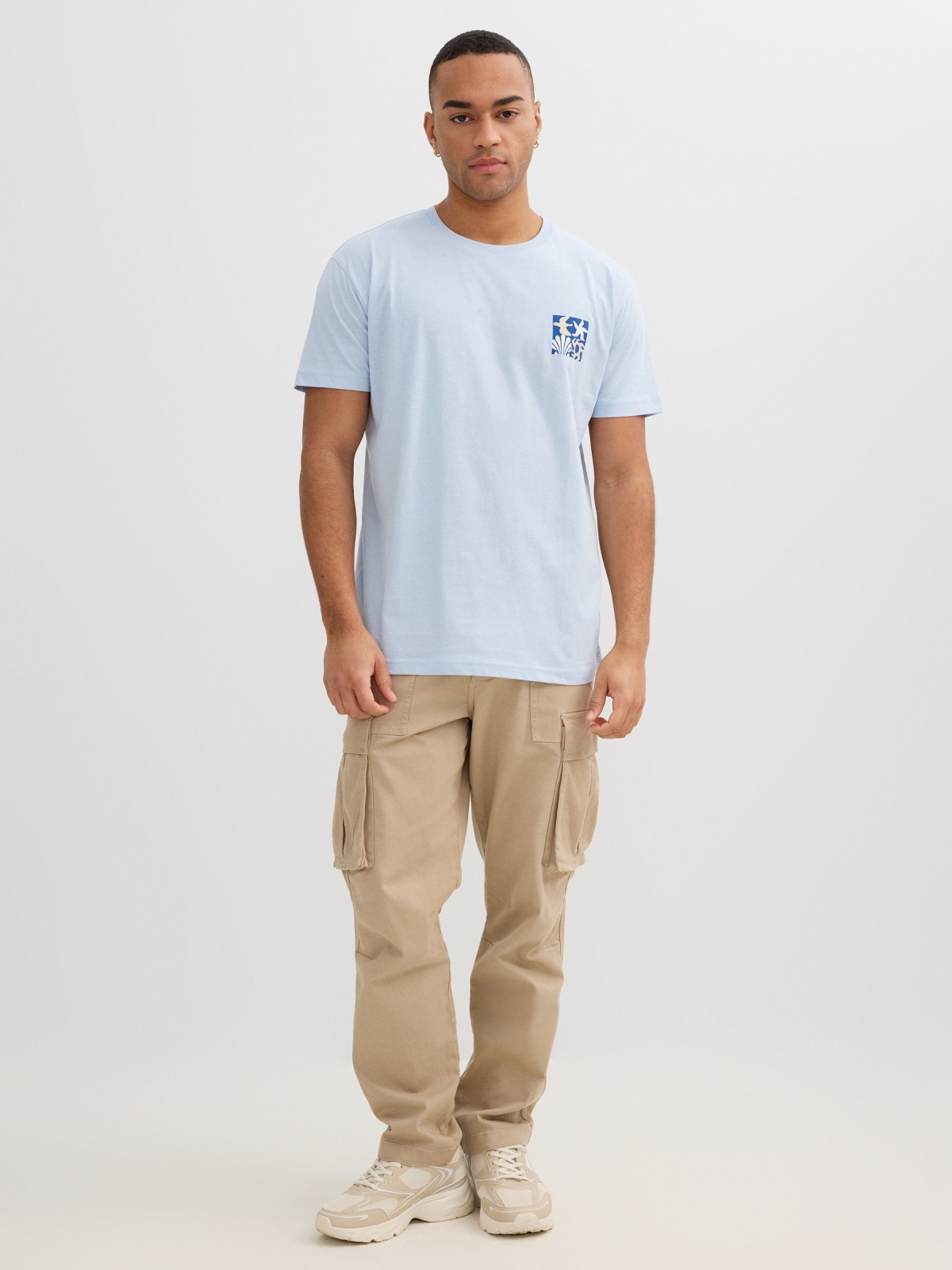 Camiseta azul estampa tropical azul claro vista geral frontal