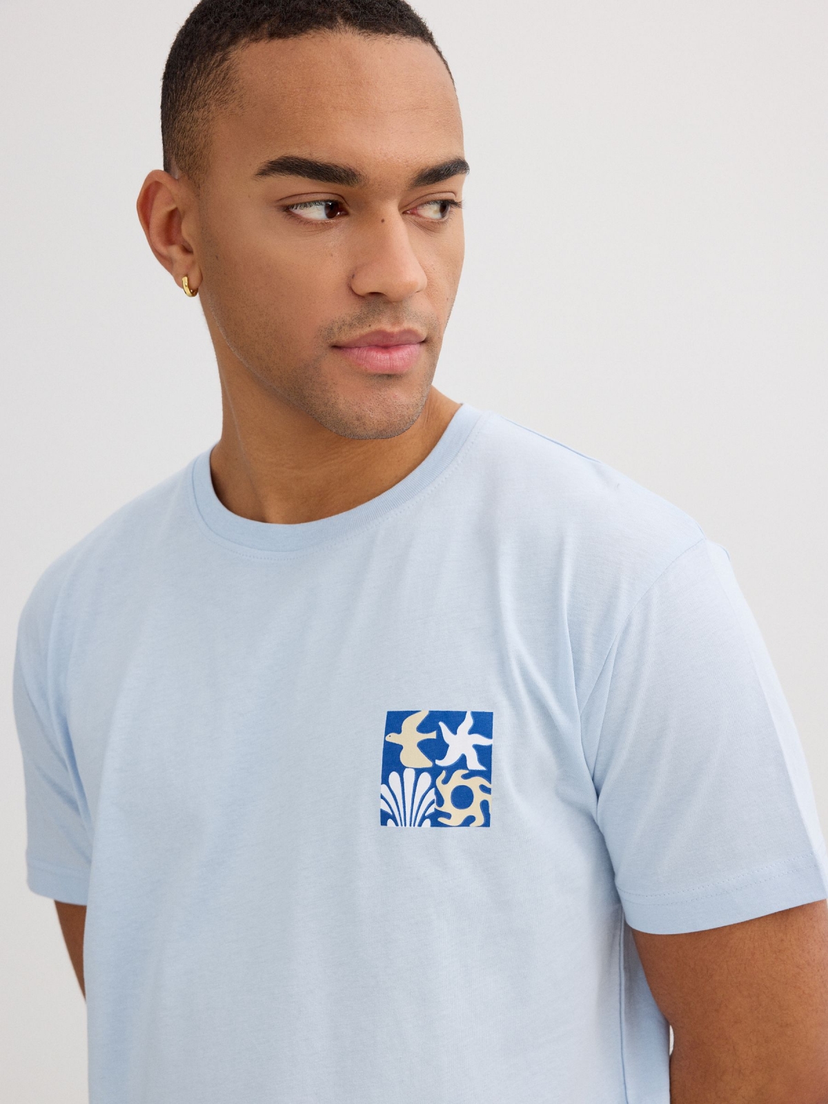 Camiseta azul estampa tropical azul claro vista detalhe