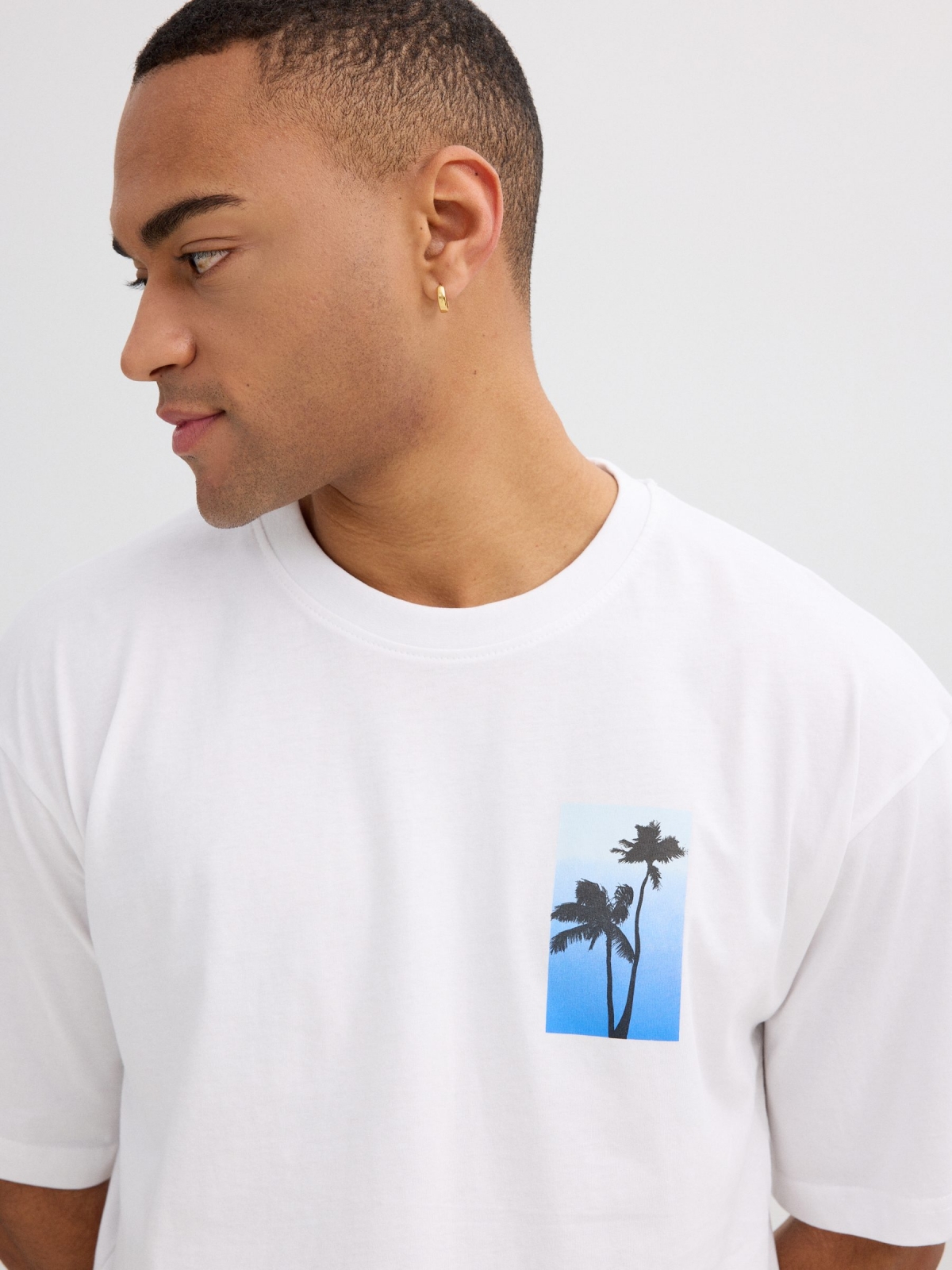 Camiseta tropical oversized branca branco vista detalhe