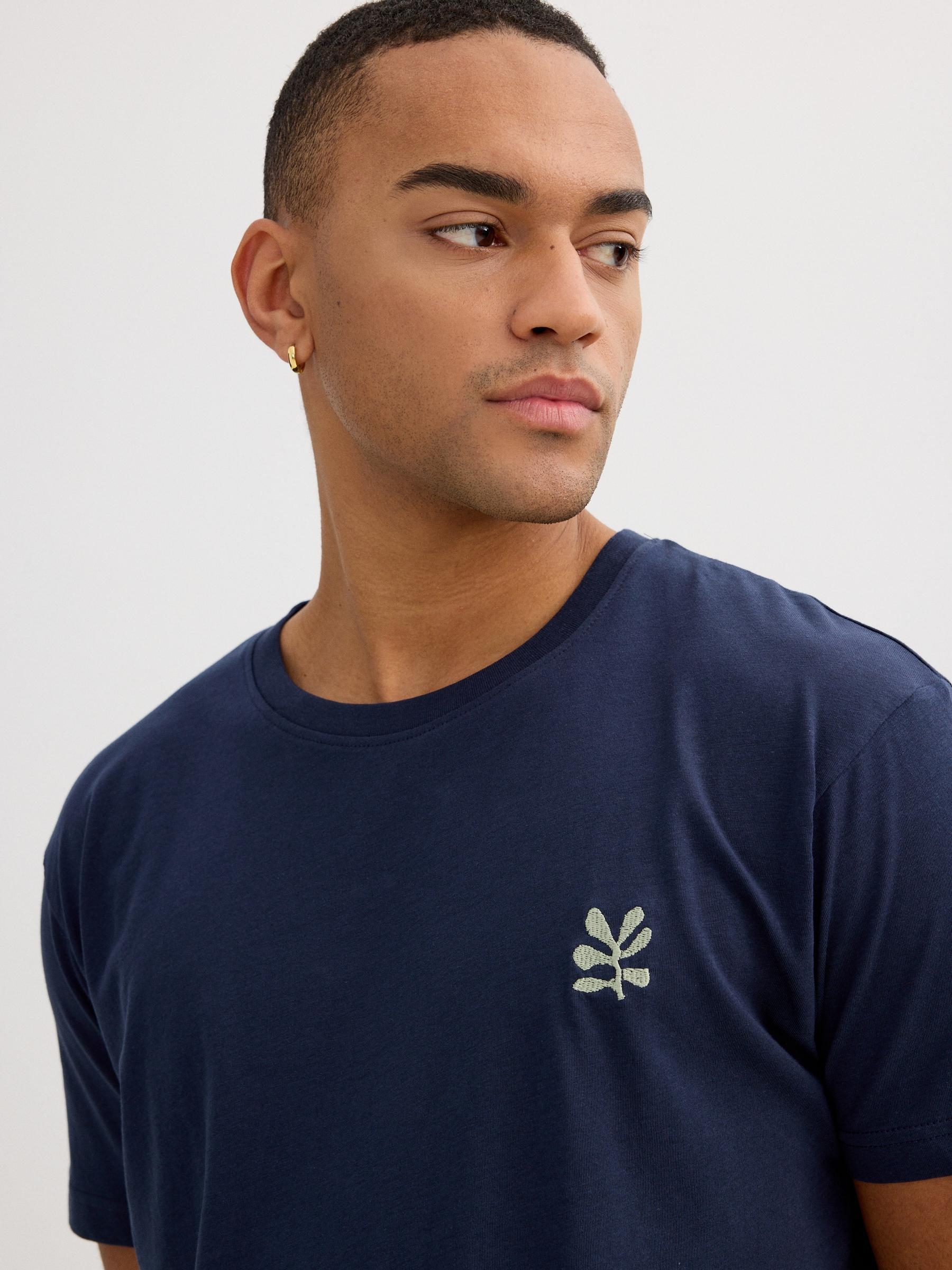 Camiseta tropical bordado azul marino vista media frontal