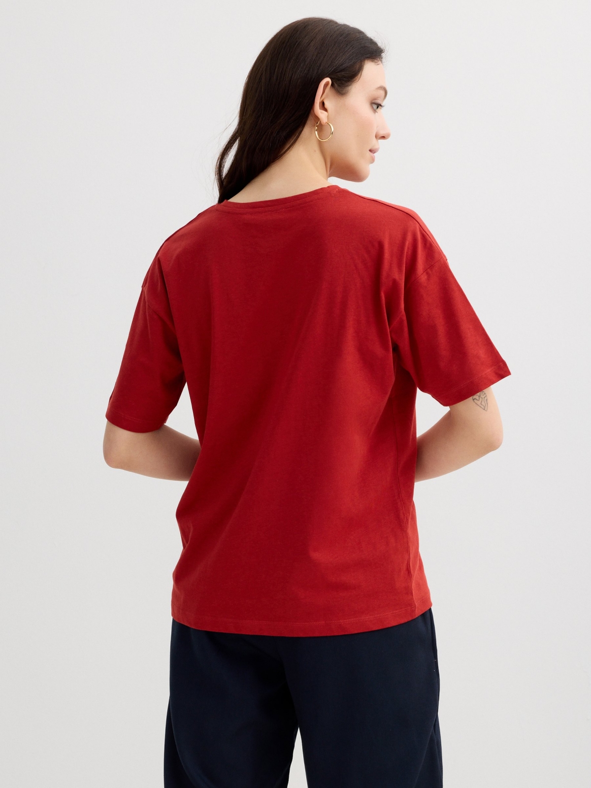 Oversized believe t-shirt brick red middle back view