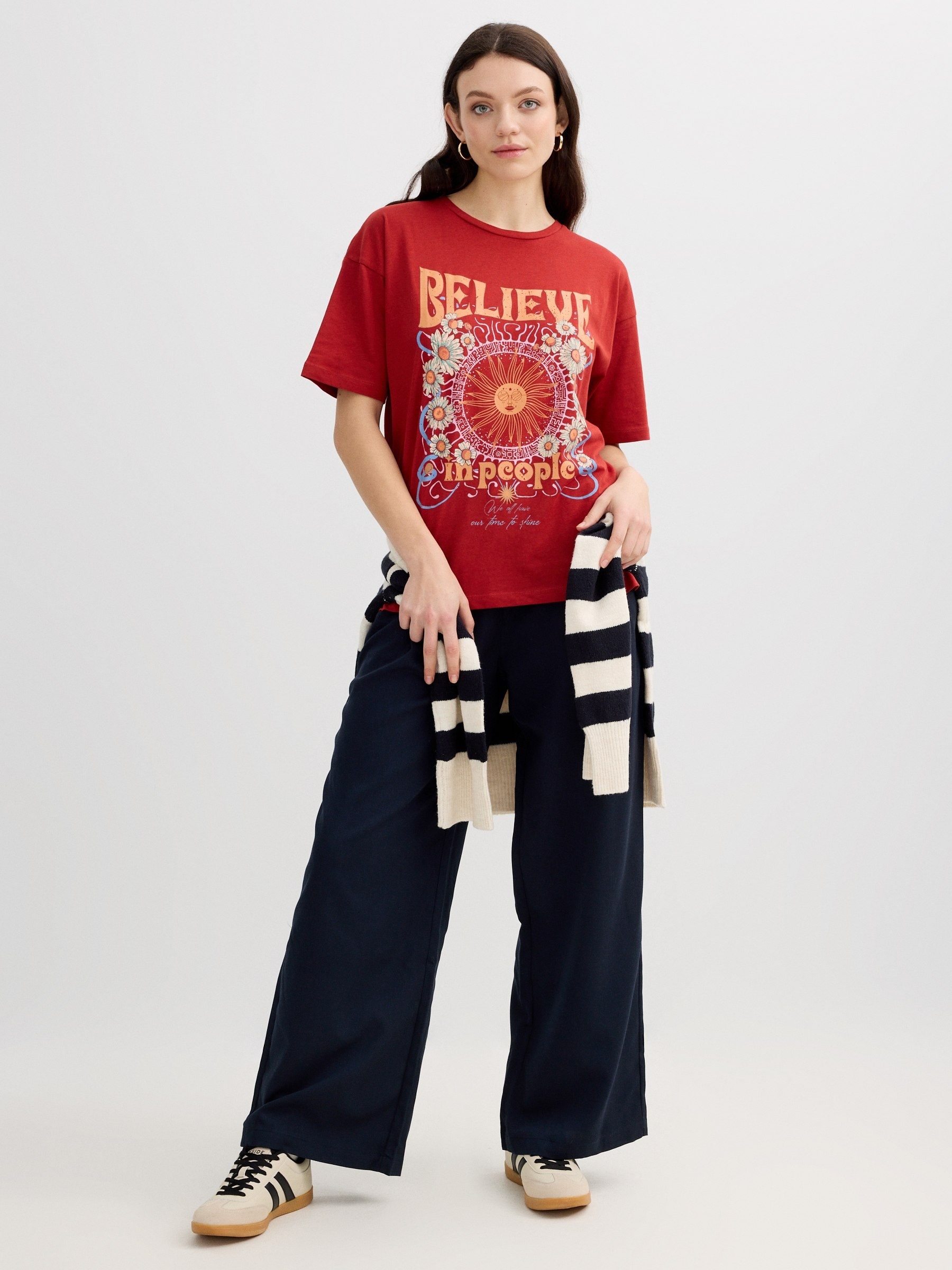 Camiseta oversized believe terracota vista meia frontal