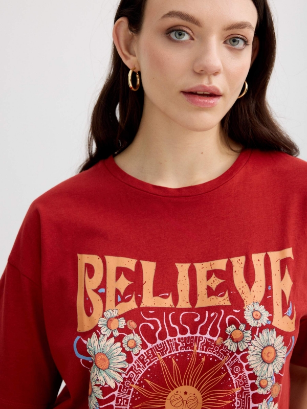 Camiseta oversized believe terracota vista detalhe