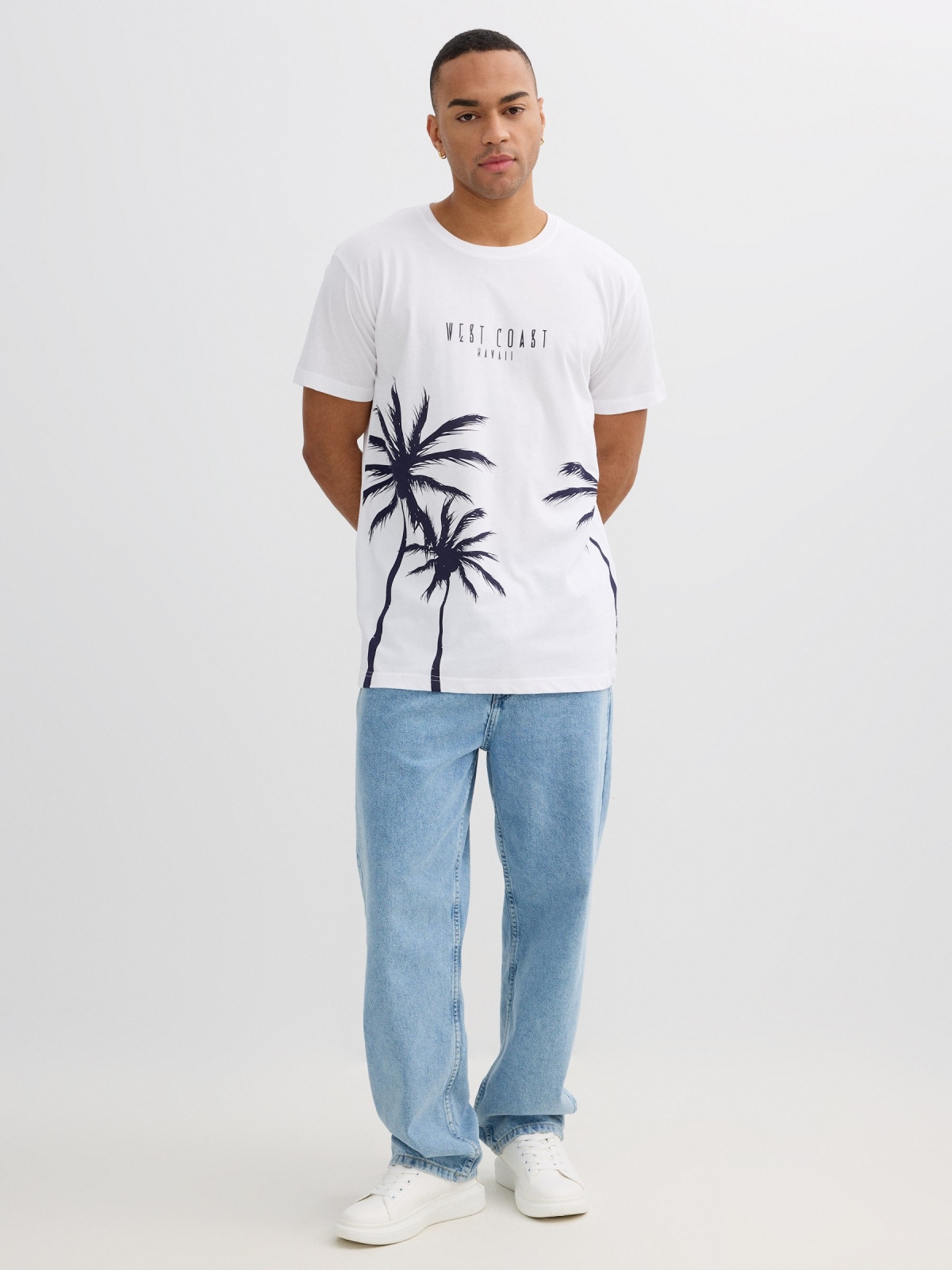 Camiseta estampada palmeiras branco vista geral frontal