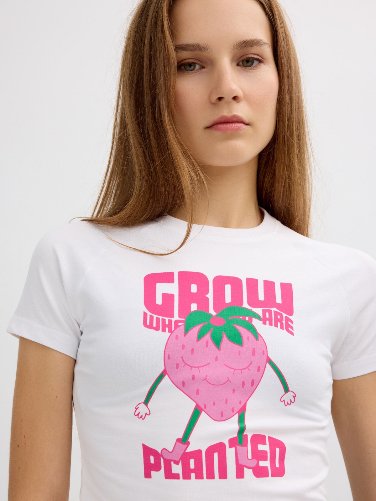 Camiseta manga corta crop fresa blanco vista detalle