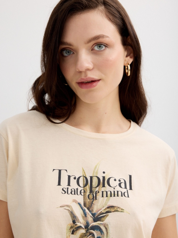 Camiseta piña tropical arena vista detalle