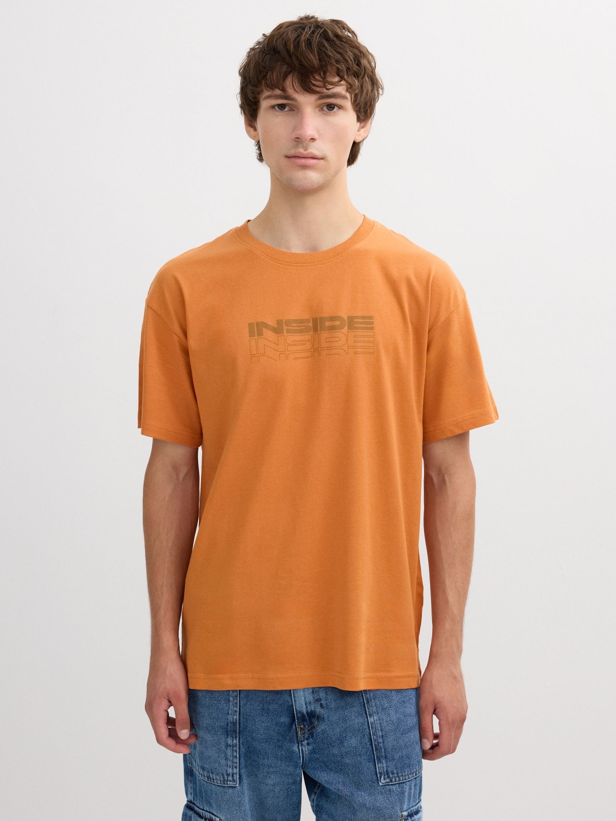 Camiseta logo Inside canela vista media frontal