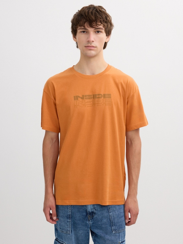 Camiseta logo Inside canela vista media frontal