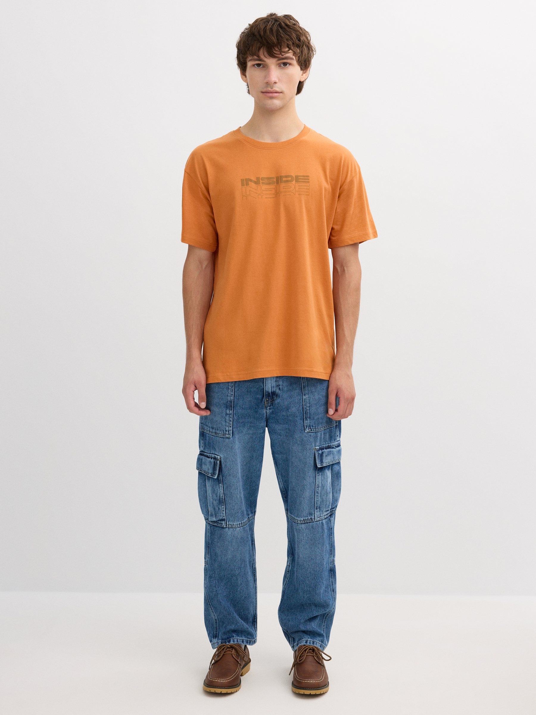 Inside logo t-shirt cinnamon middle front view