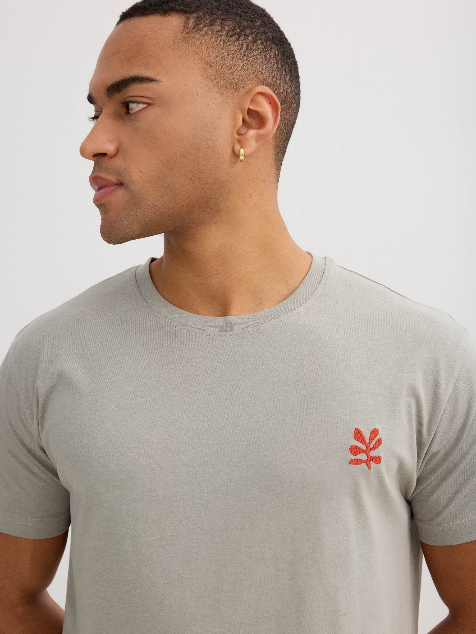 Camiseta tropical bordado verde vista media frontal