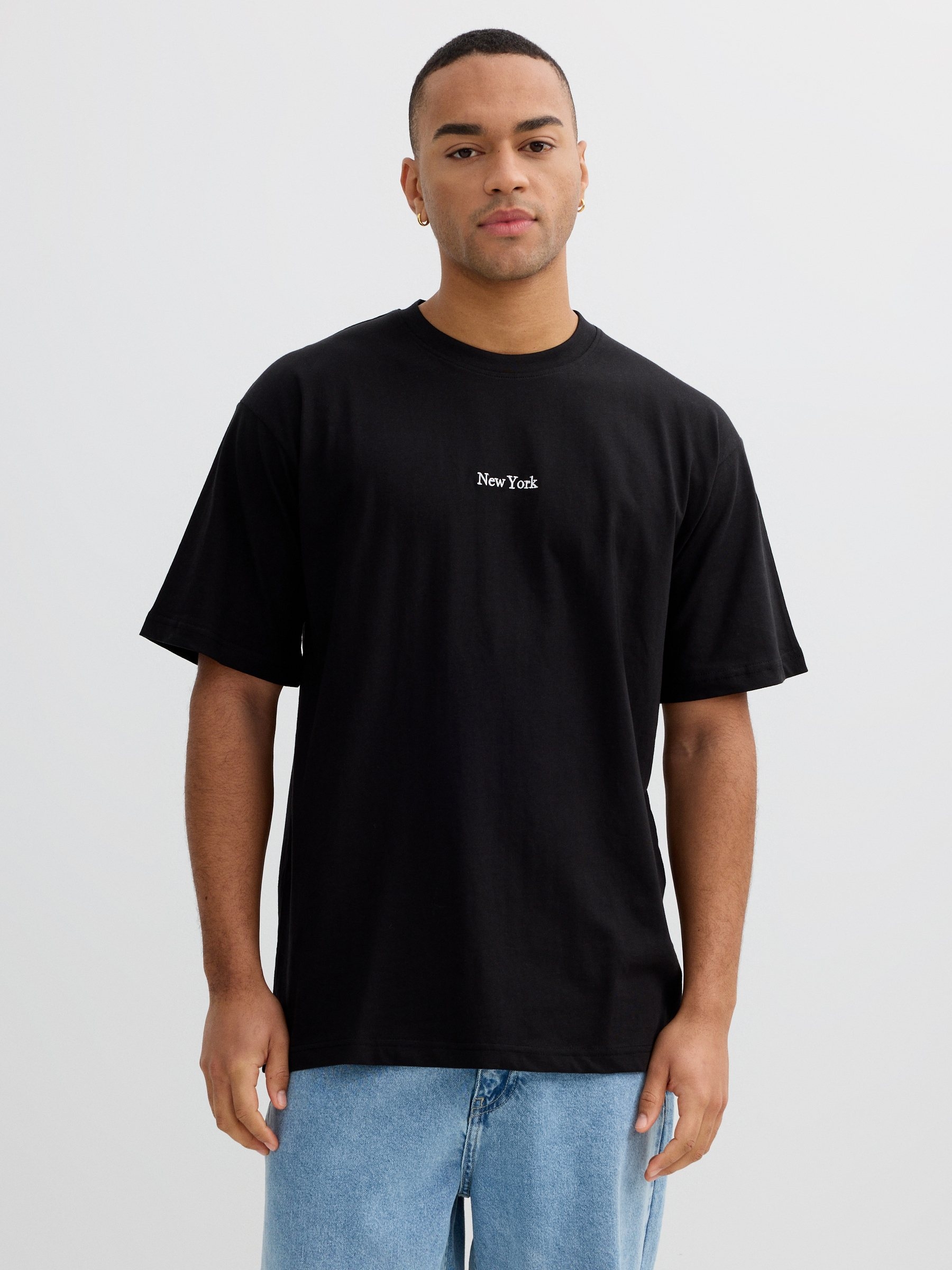 Camiseta preta New York preto vista meia frontal