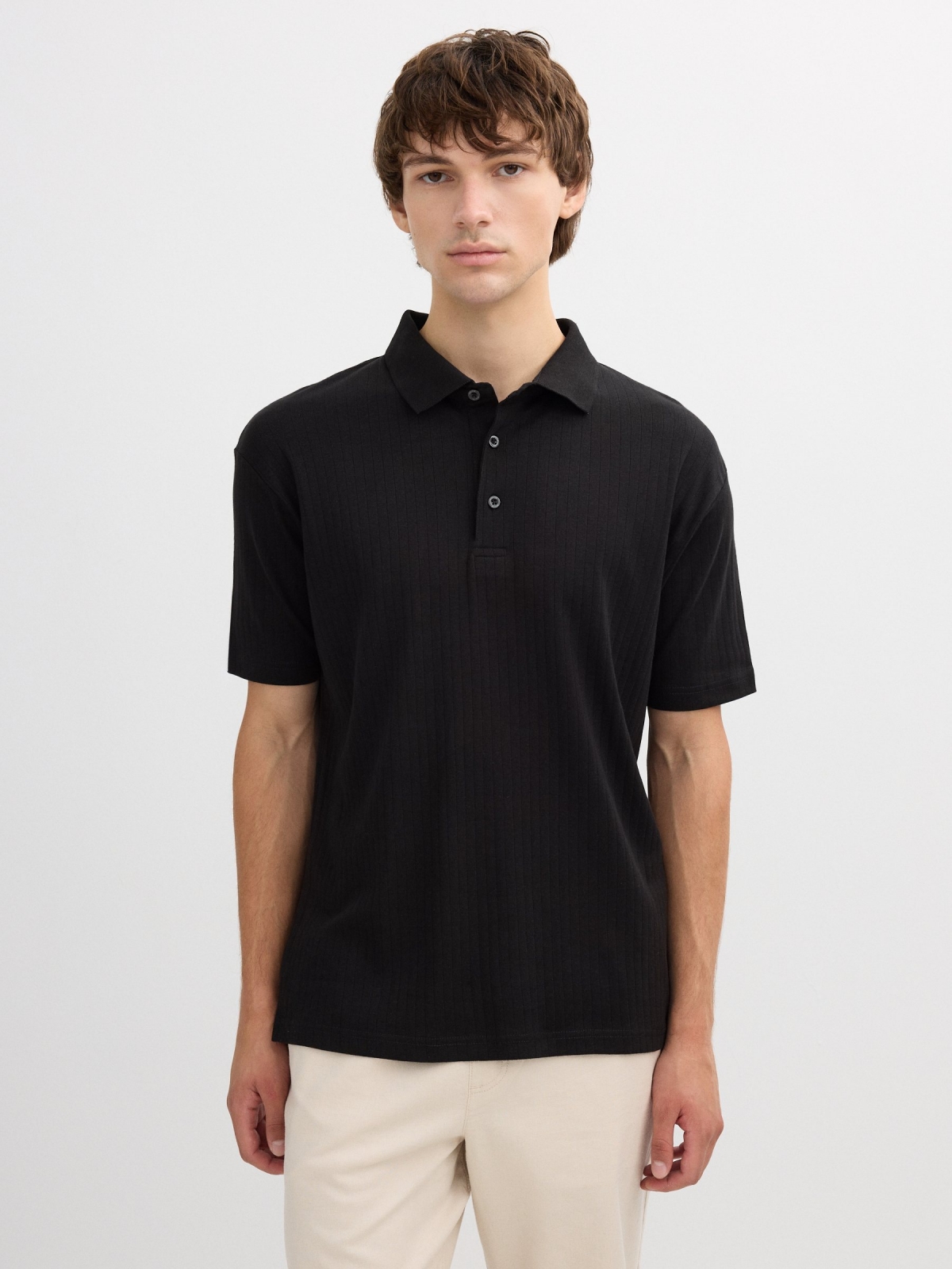 Polo básico canalé negro vista media frontal