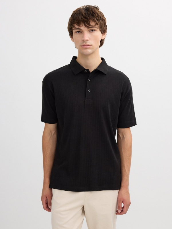 Polo básico canelado preto vista meia frontal