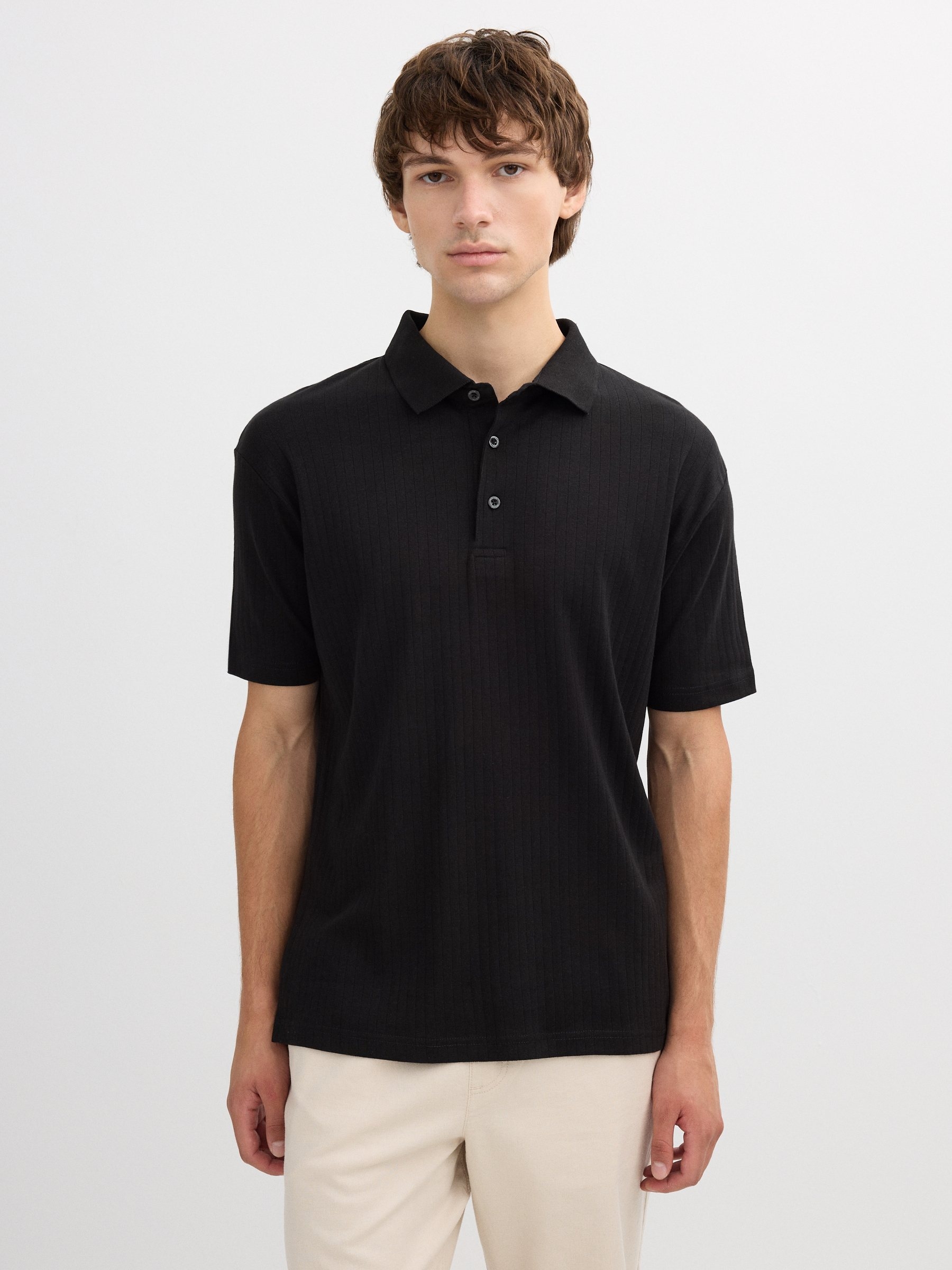 Polo básico canalé negro vista media frontal