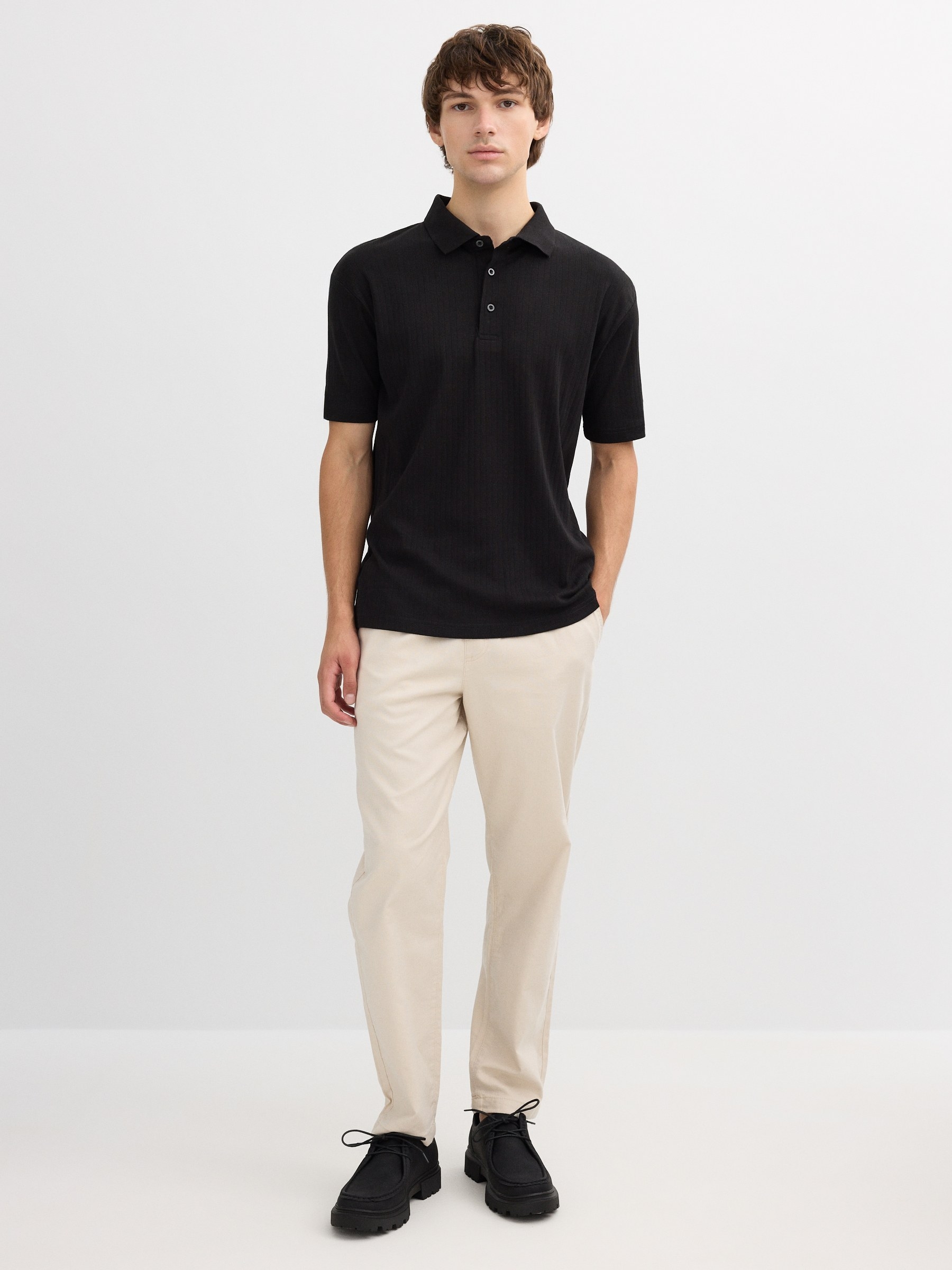 Polo básico canalé negro vista media frontal