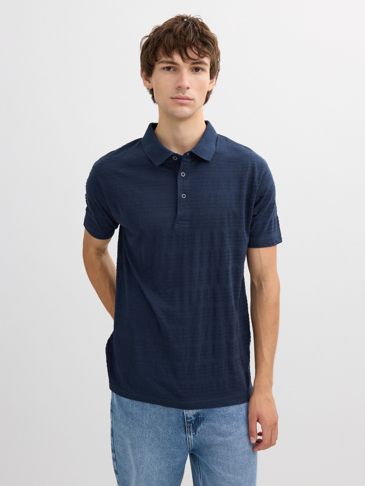 Polo básico listras relevo azul marinho vista meia frontal