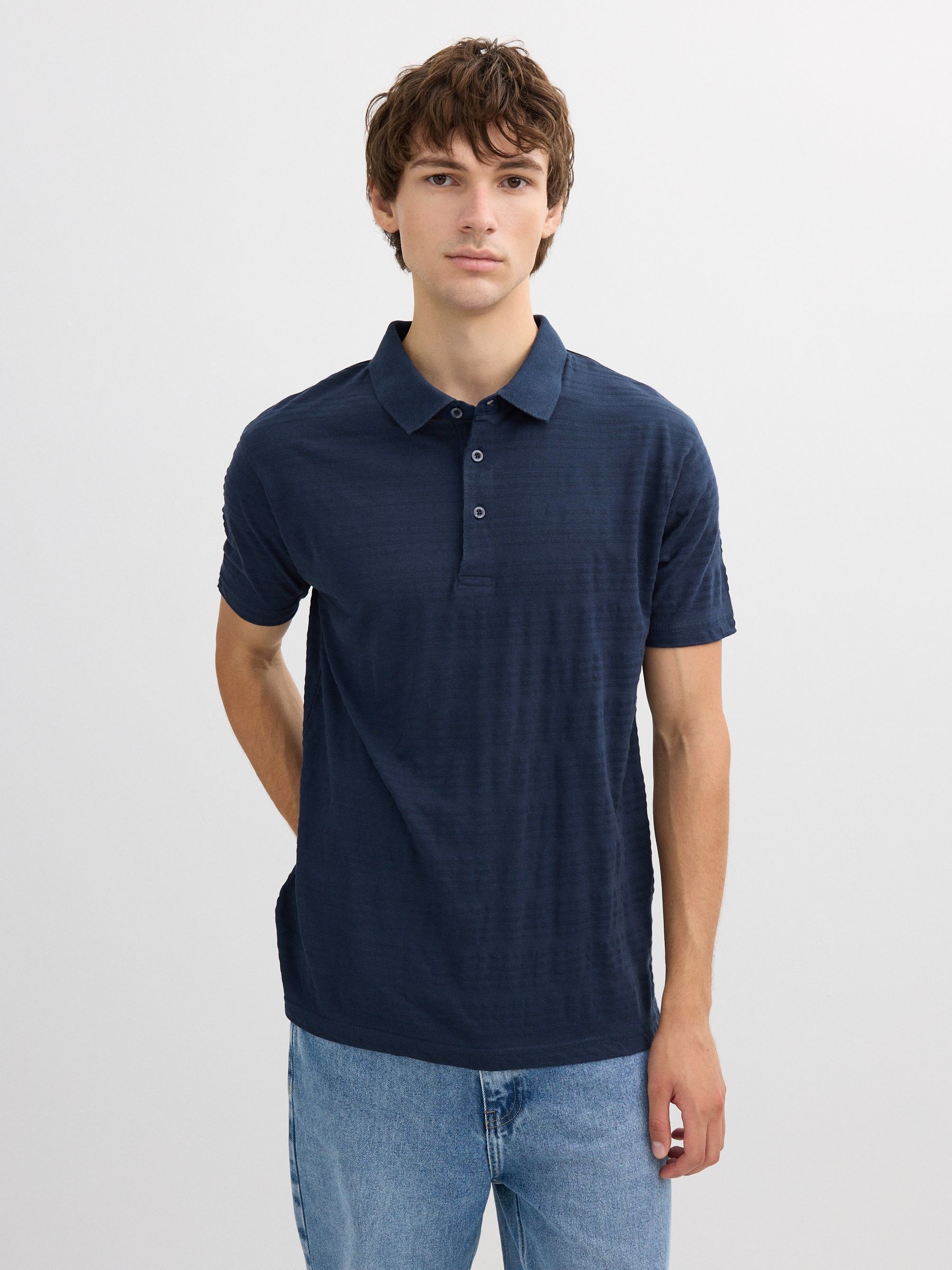Polo básico listras relevo azul marinho vista meia frontal