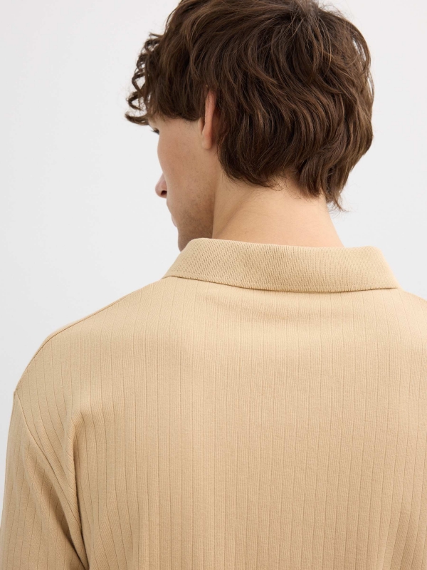 Ribbed basic polo sand detail view