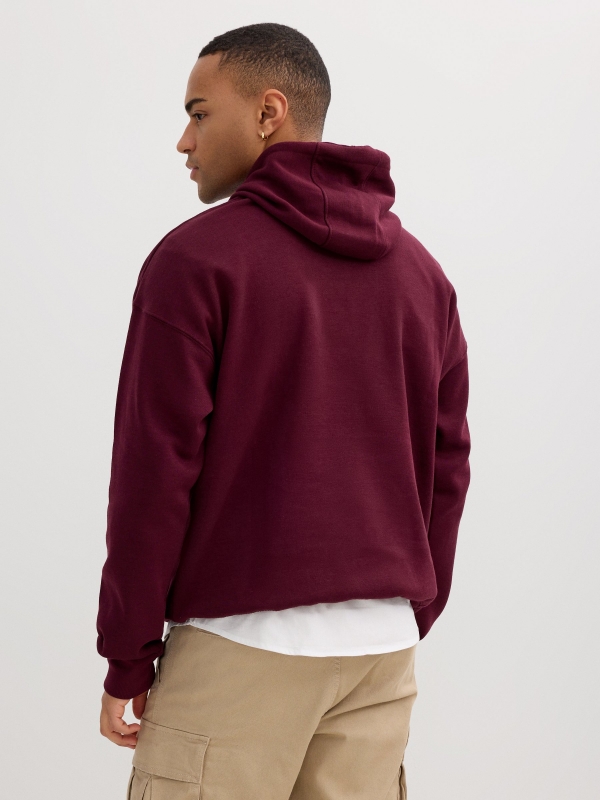 Sudadera básica con capucha burdeos vista media trasera