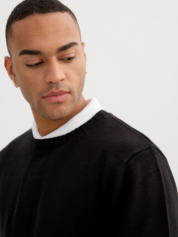 Round neck knit sweater black detail view