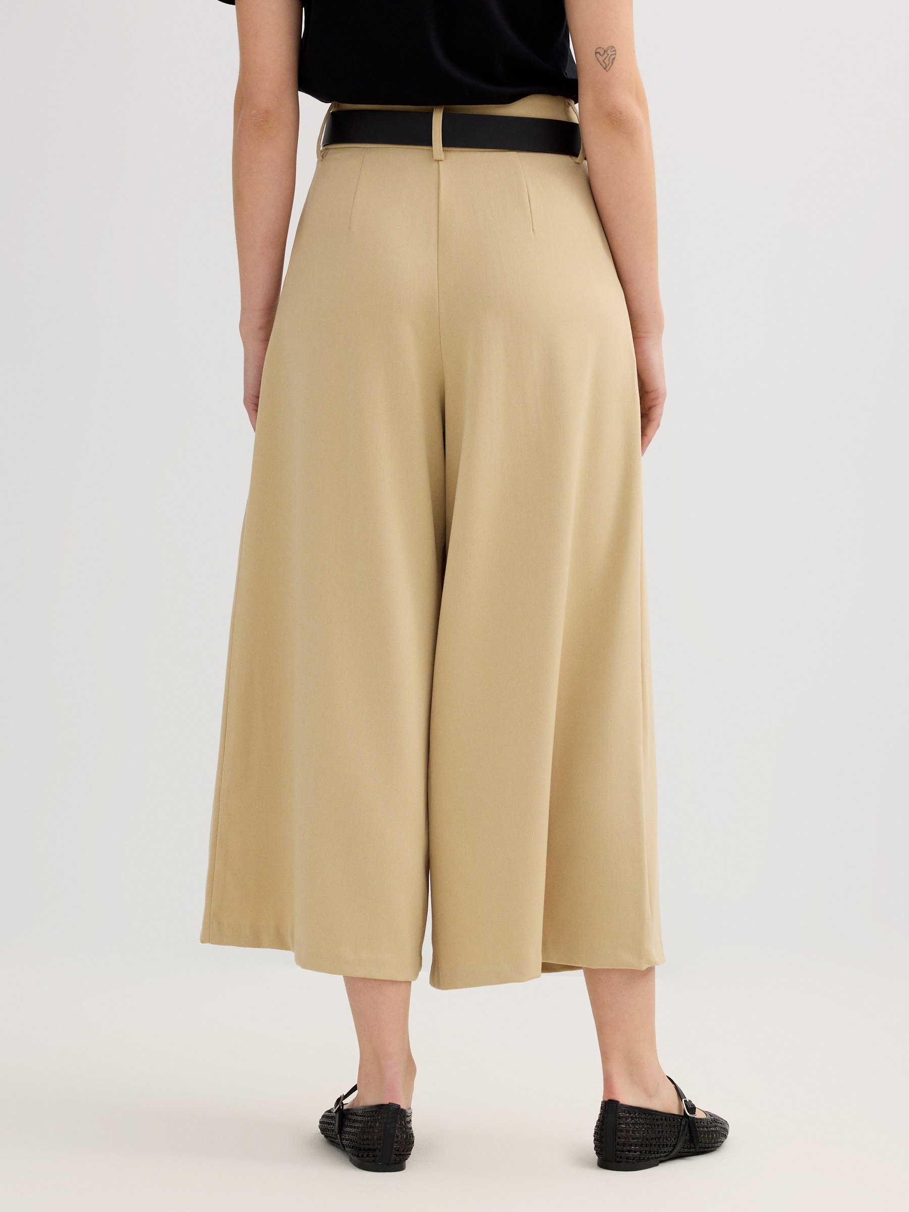 High-waisted beige culotte ochre front view