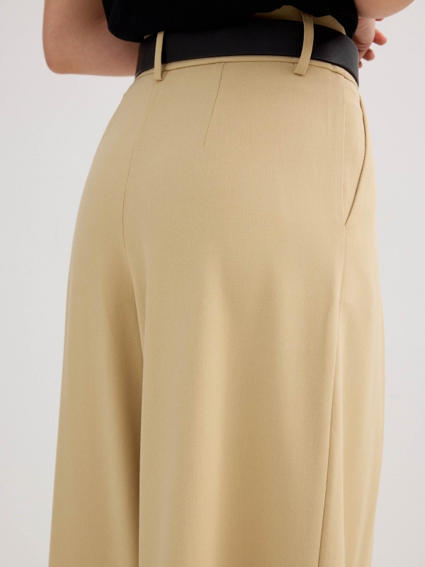 High-waisted beige culotte ochre detail view