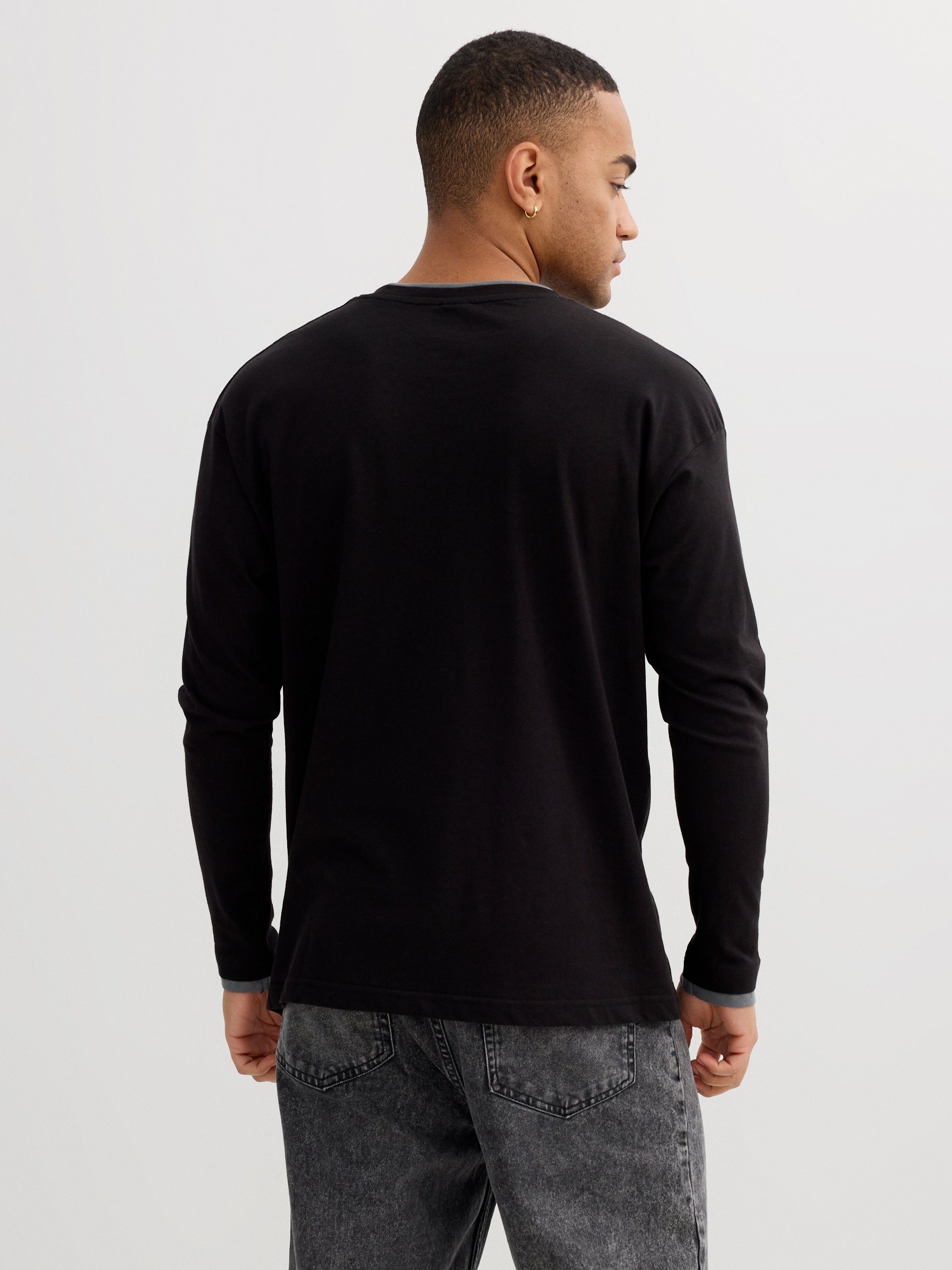 Long-sleeved mustard shirt black middle front view
