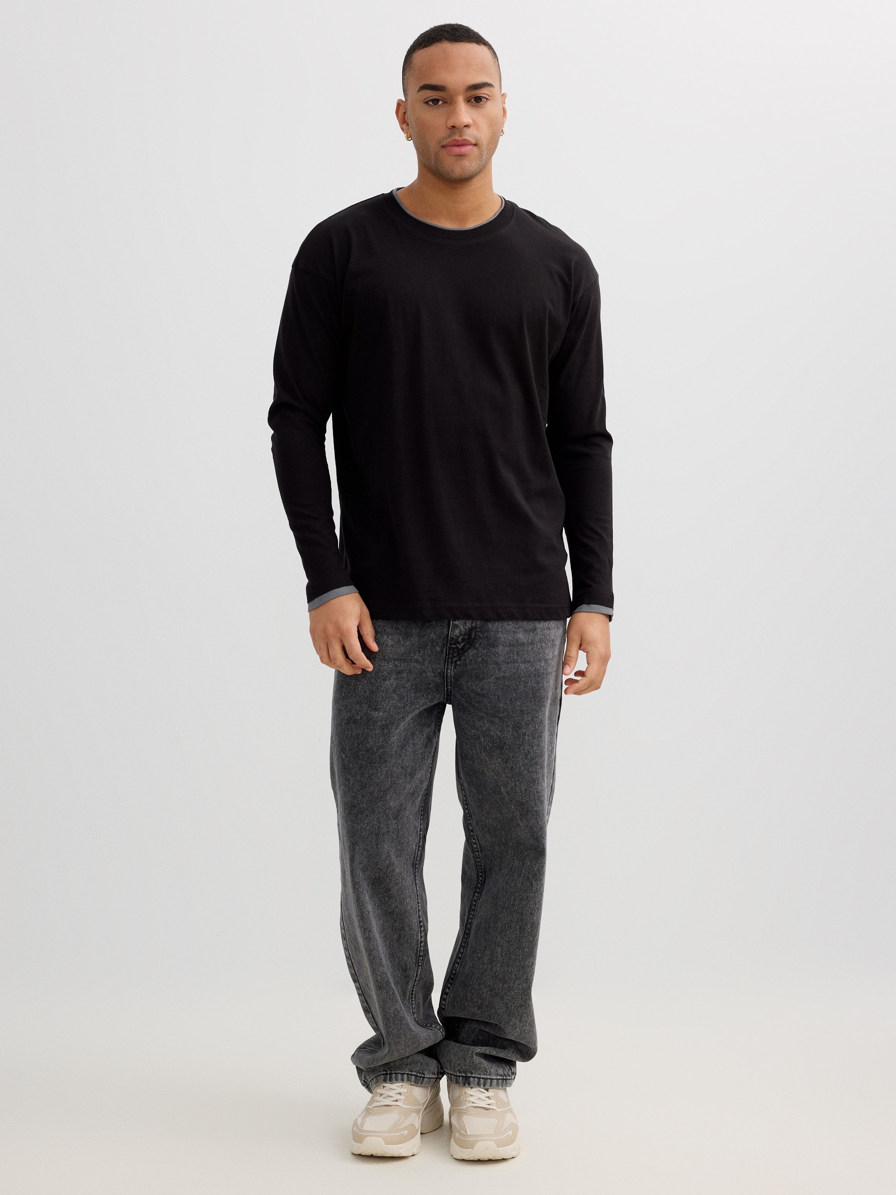 Long-sleeved mustard shirt black middle front view