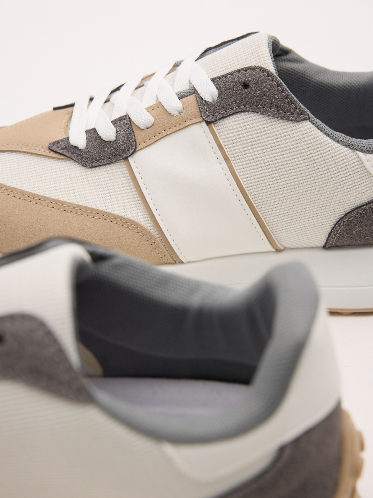 Tênis de corrida de nylon combinados bege vista detalhe