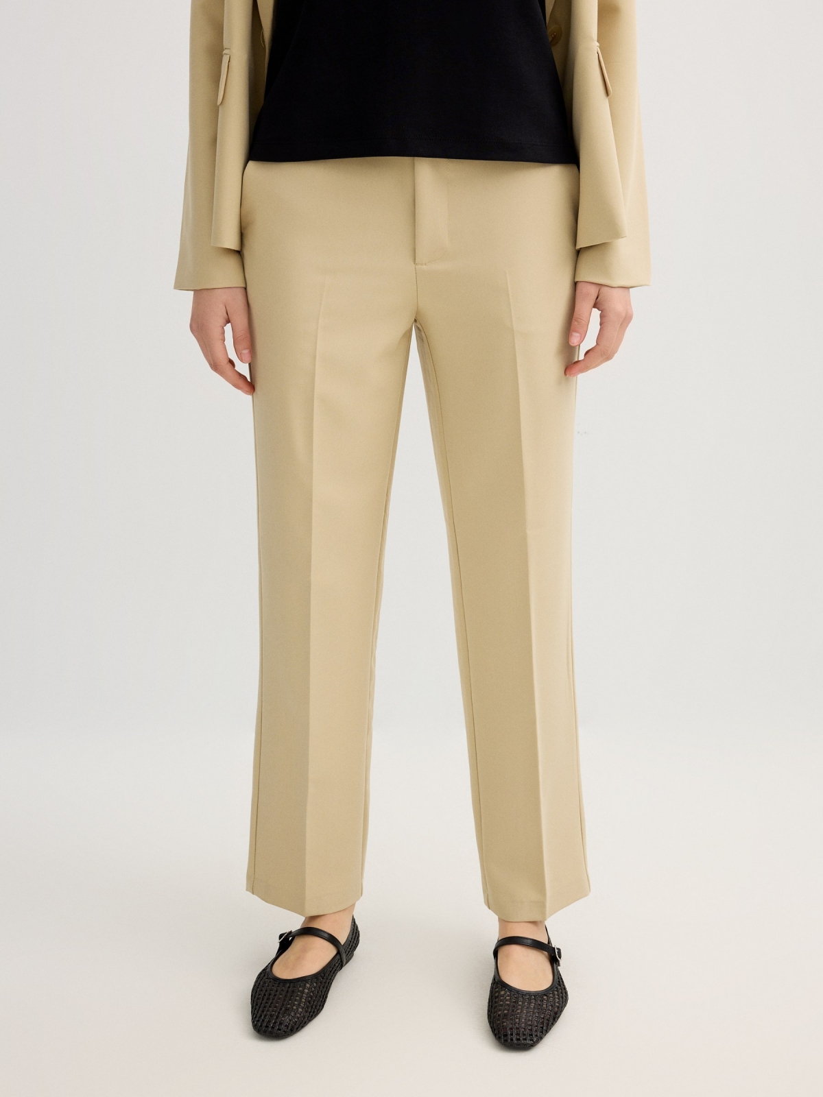 Pantalón de pinzas alto lino arena vista media frontal