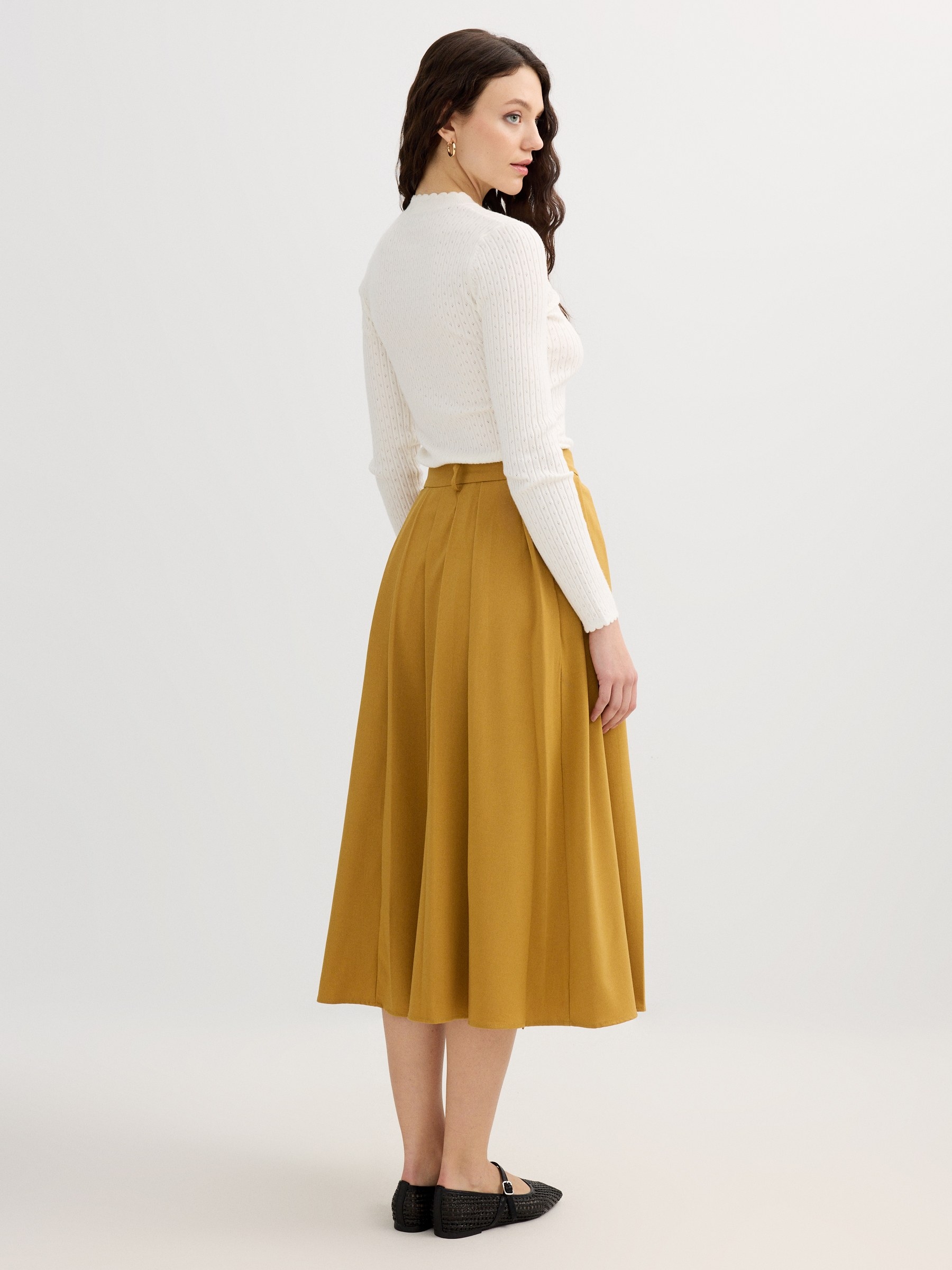 Falda midi cruzada ocre canela vista media frontal