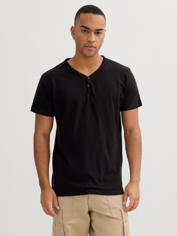 Camiseta básica cuello panadero negro vista media frontal