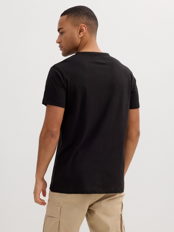 T-shirt básica com gola de padeiro preto vista meia traseira