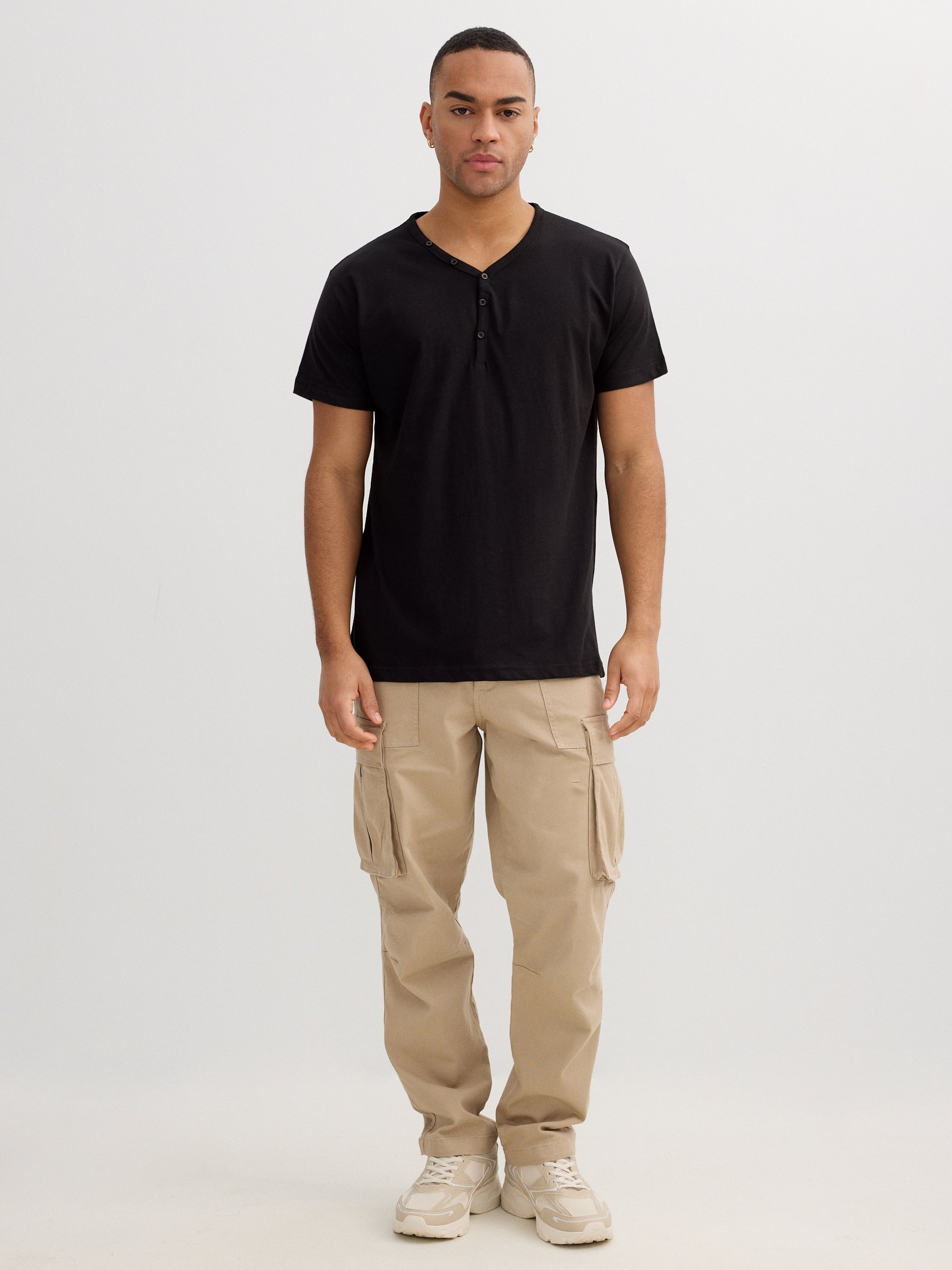 Camiseta básica cuello panadero negro vista media frontal
