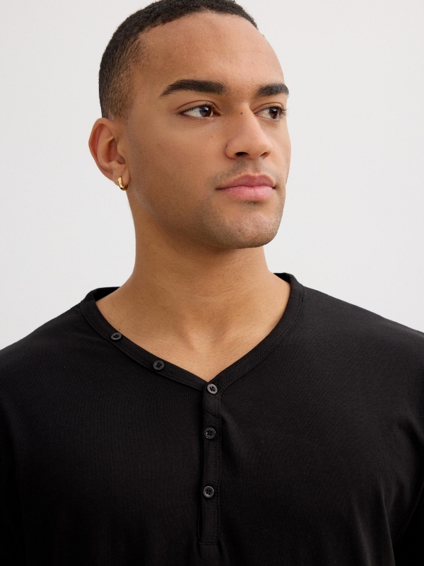 T-shirt básica com gola de padeiro preto vista detalhe