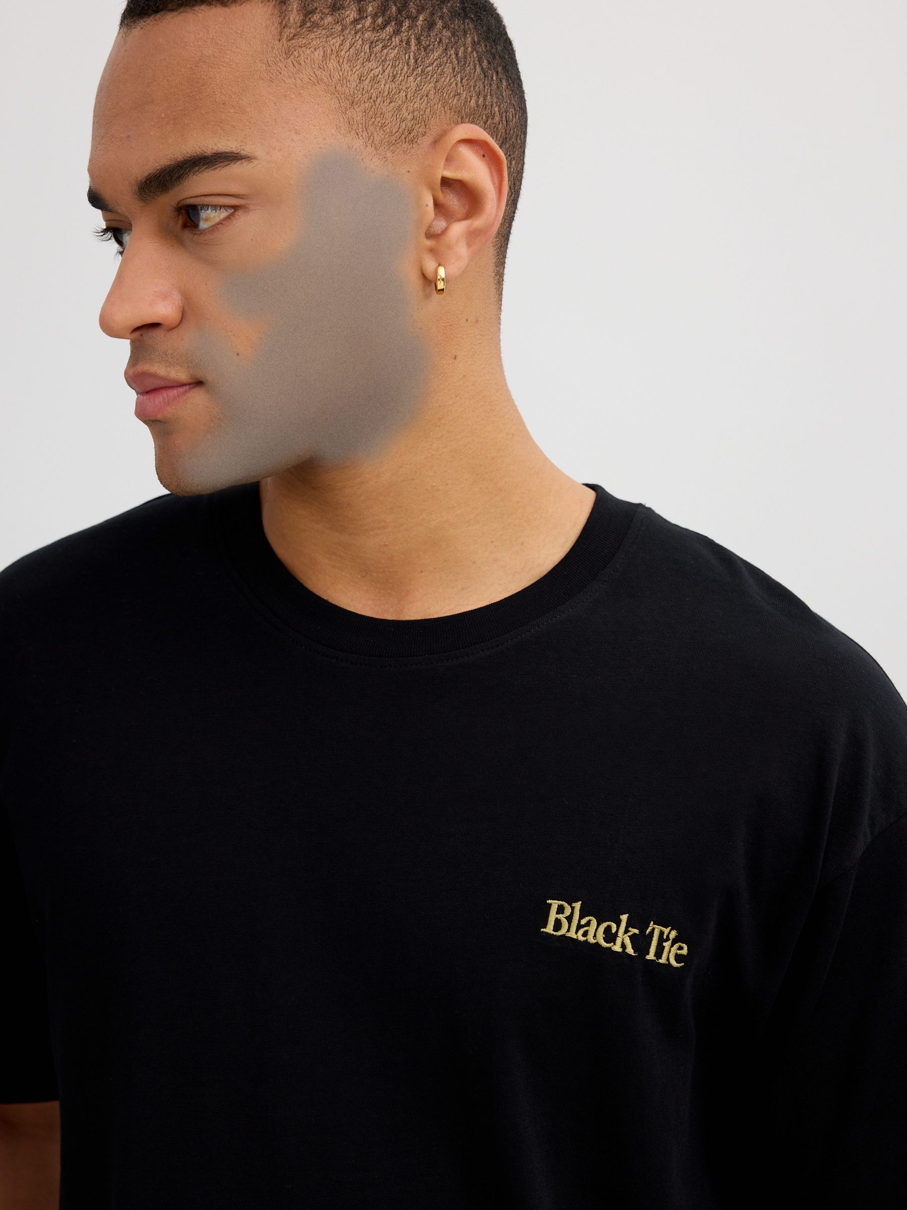 Camiseta Black Tie casual negro vista media frontal