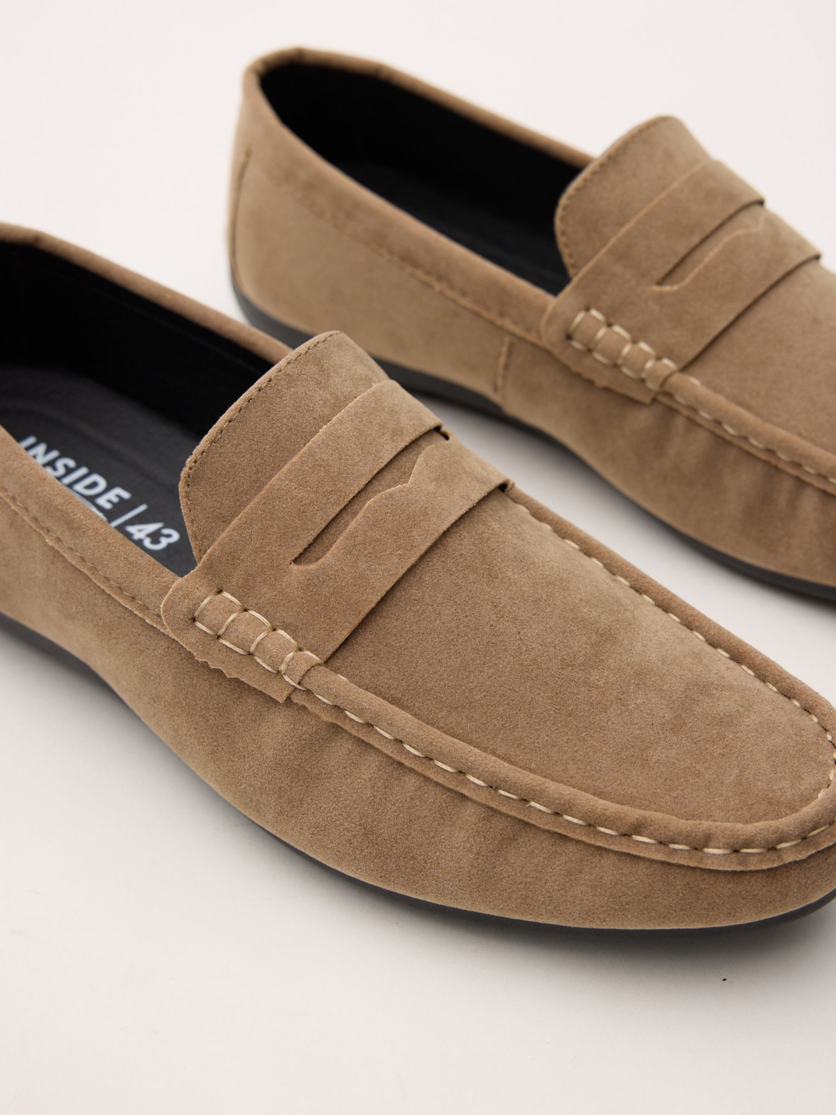 Mocassim de microfibra areia vista detalhe