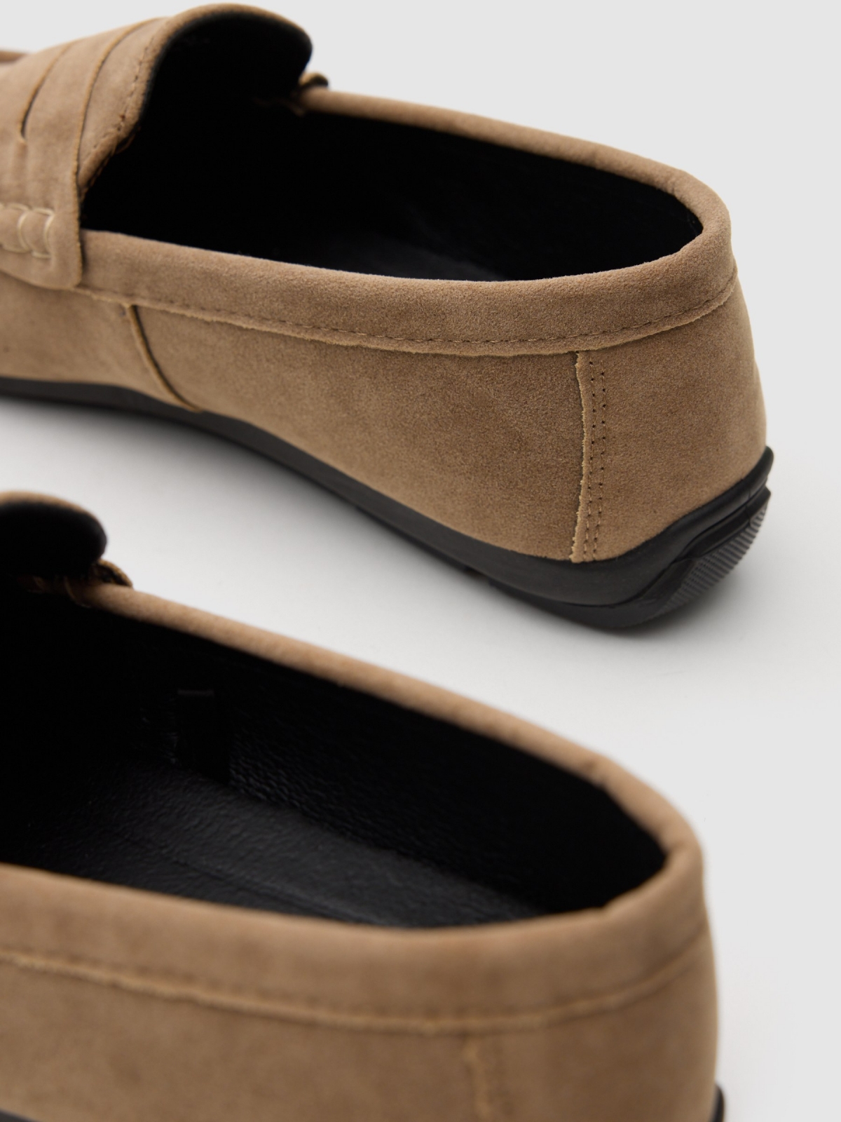 Mocassim de microfibra areia vista detalhe