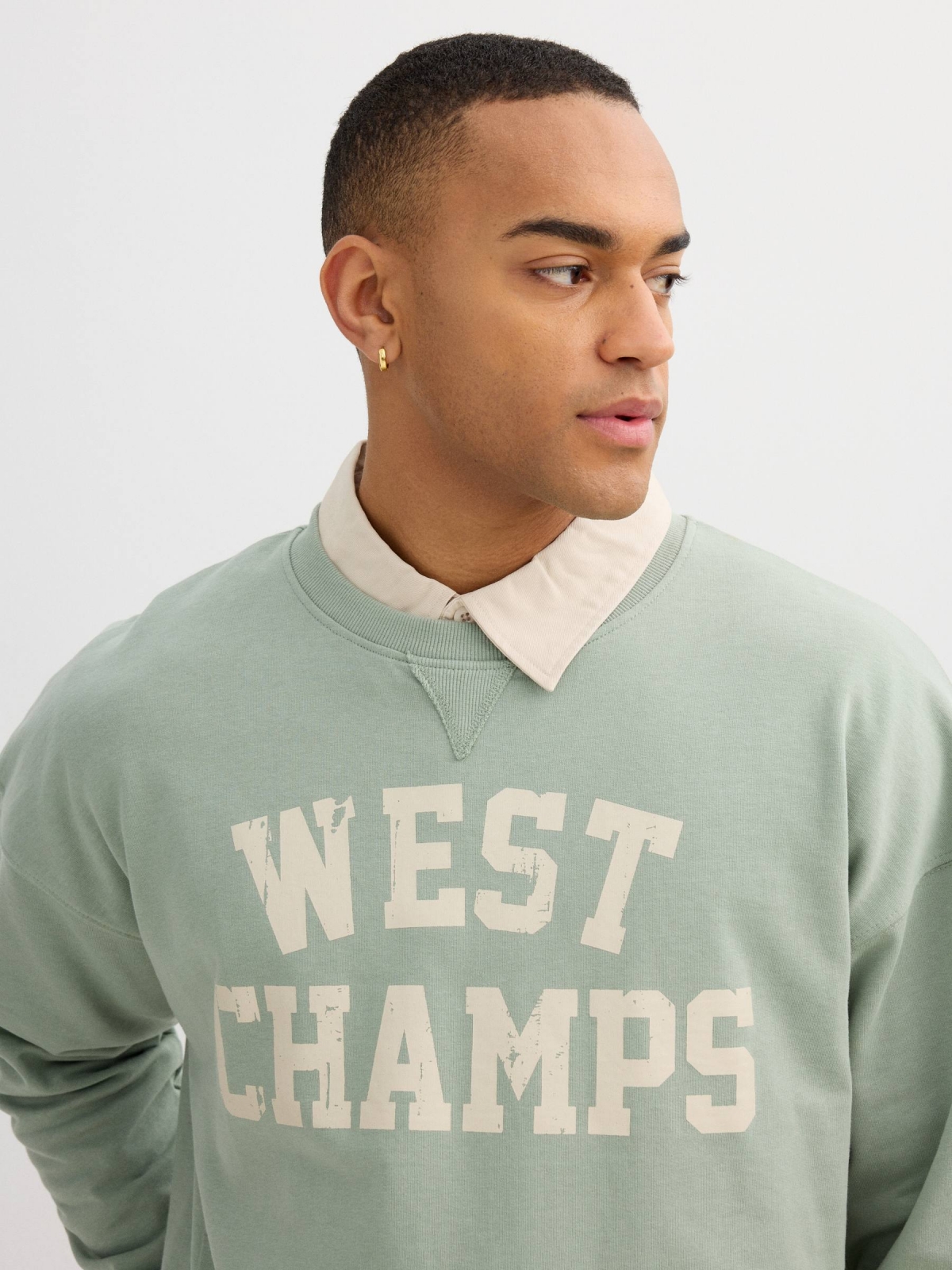 Sudadera felpa "West Champs" verde grisáceo vista detalle