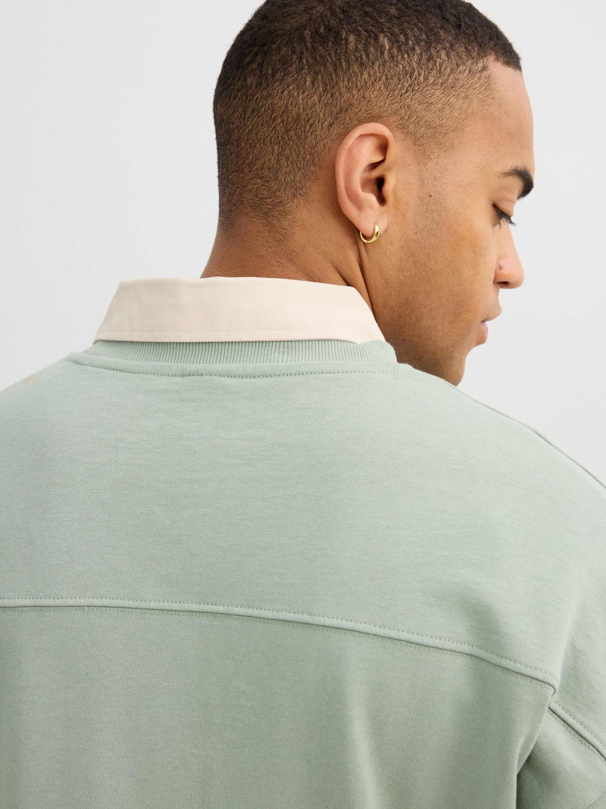 Sudadera felpa "West Champs" verde grisáceo vista detalle