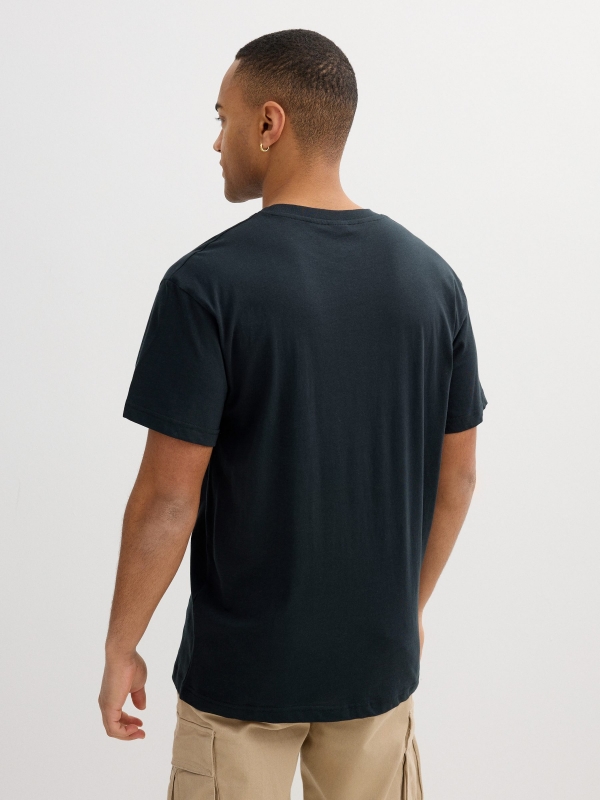 Camiseta preta com bolso estampado cinza vista meia traseira