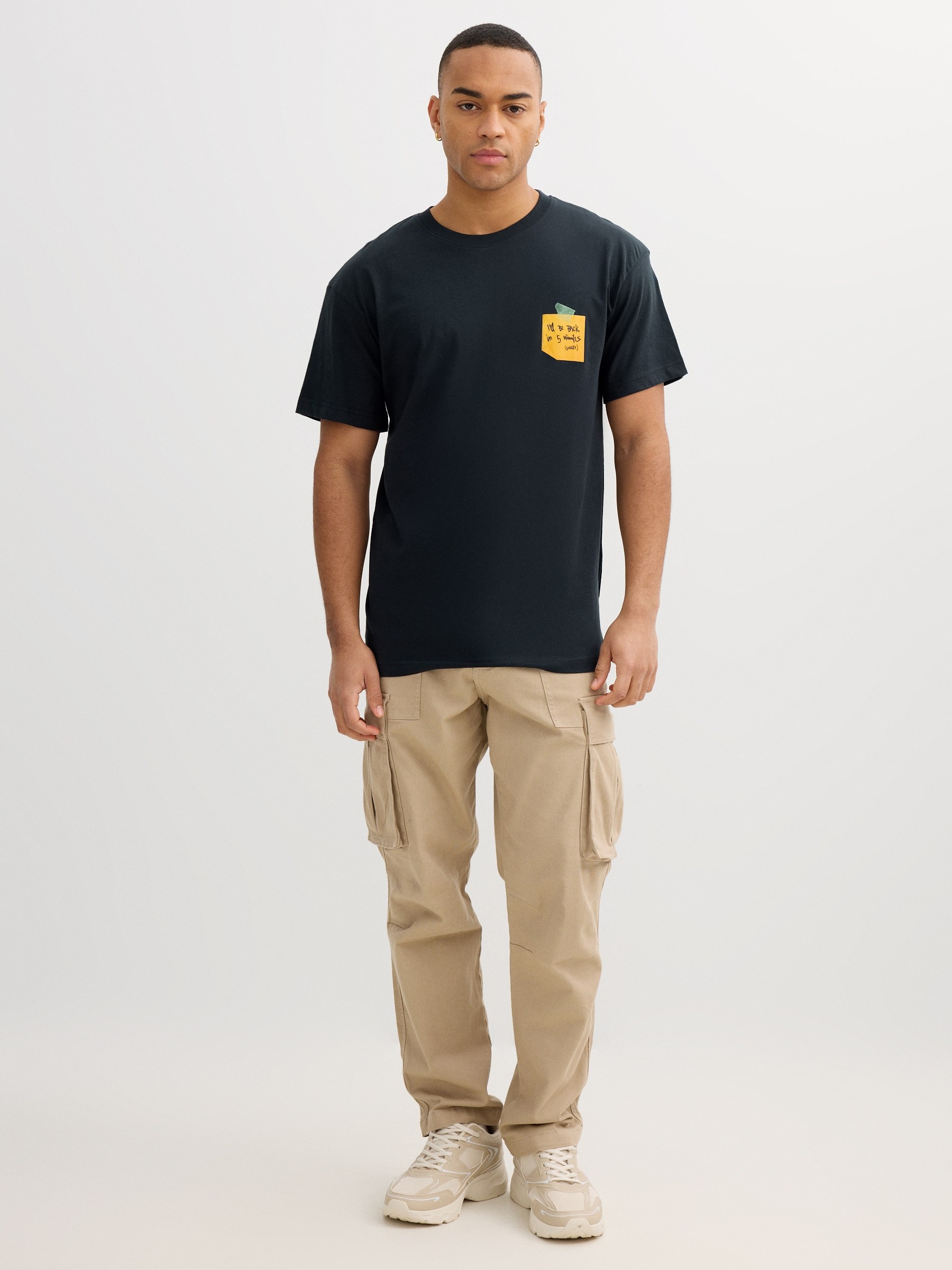 Camiseta preta com bolso estampado cinza vista meia frontal