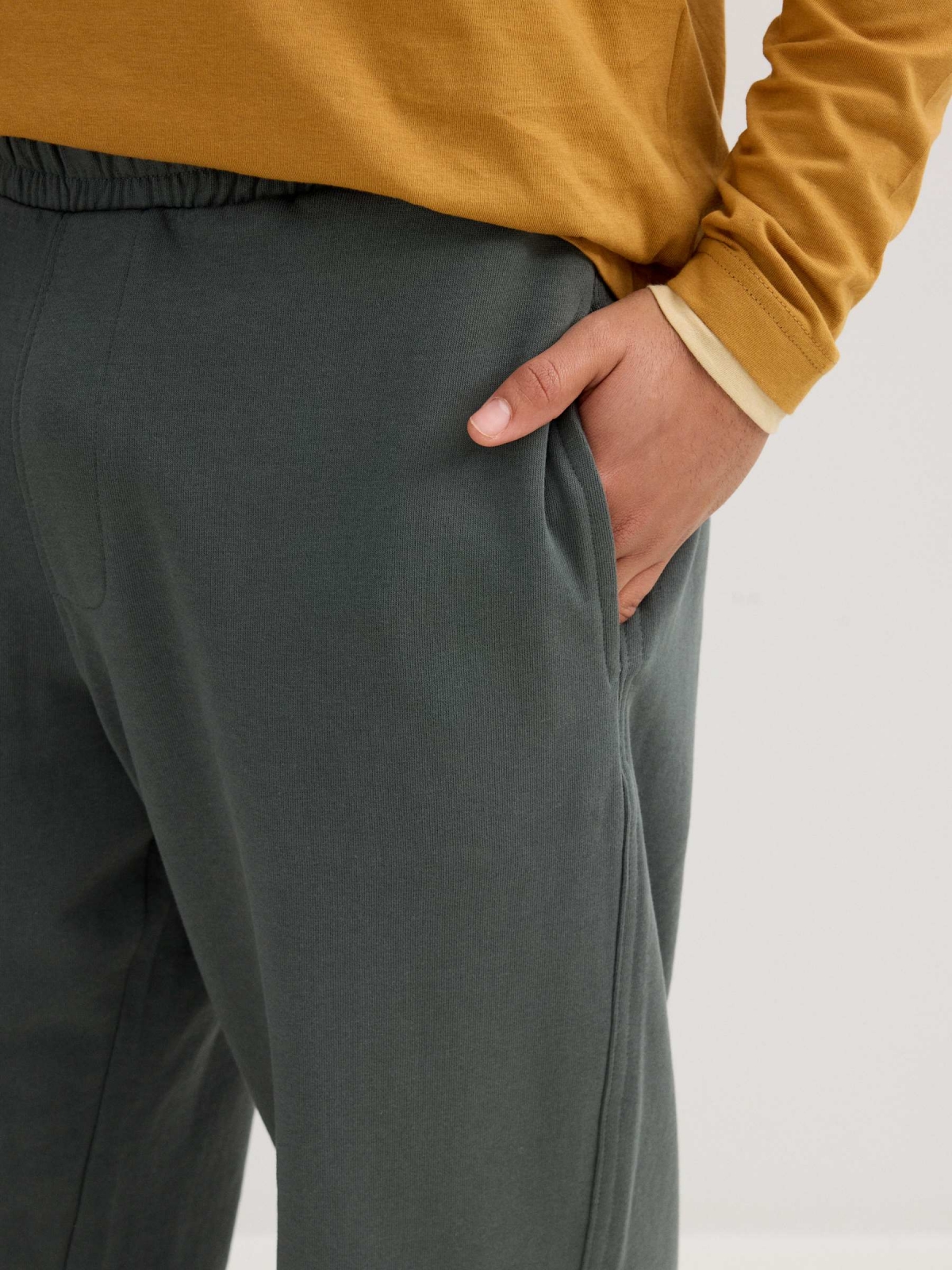 Jogger fleece with laces grey detail view