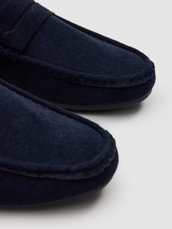 Mocasín de microfibra y goma azul marino vista detalle