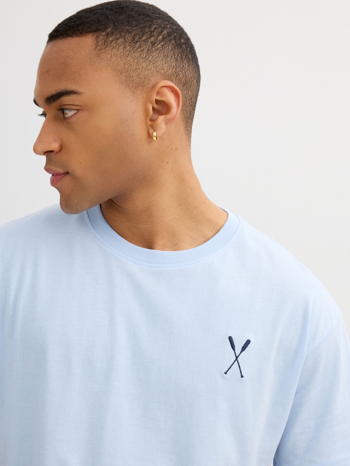 Camiseta azul con detalle minimal azul claro vista detalle