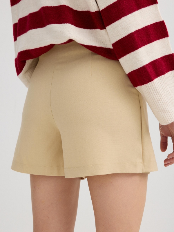 Falda pantalón beige con cremallera ocre vista detalle